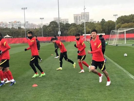 此时，田中浩一在洪五的帮助下，也已经泡进了浴缸之中。
